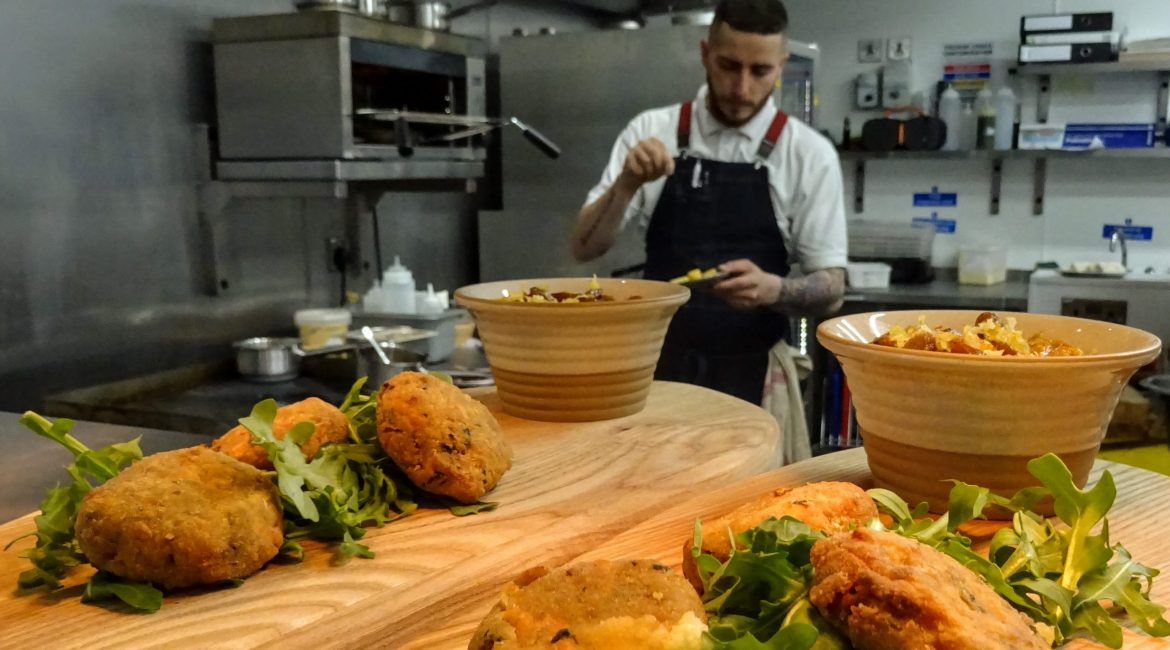 KITCHEN STAFF WANTED